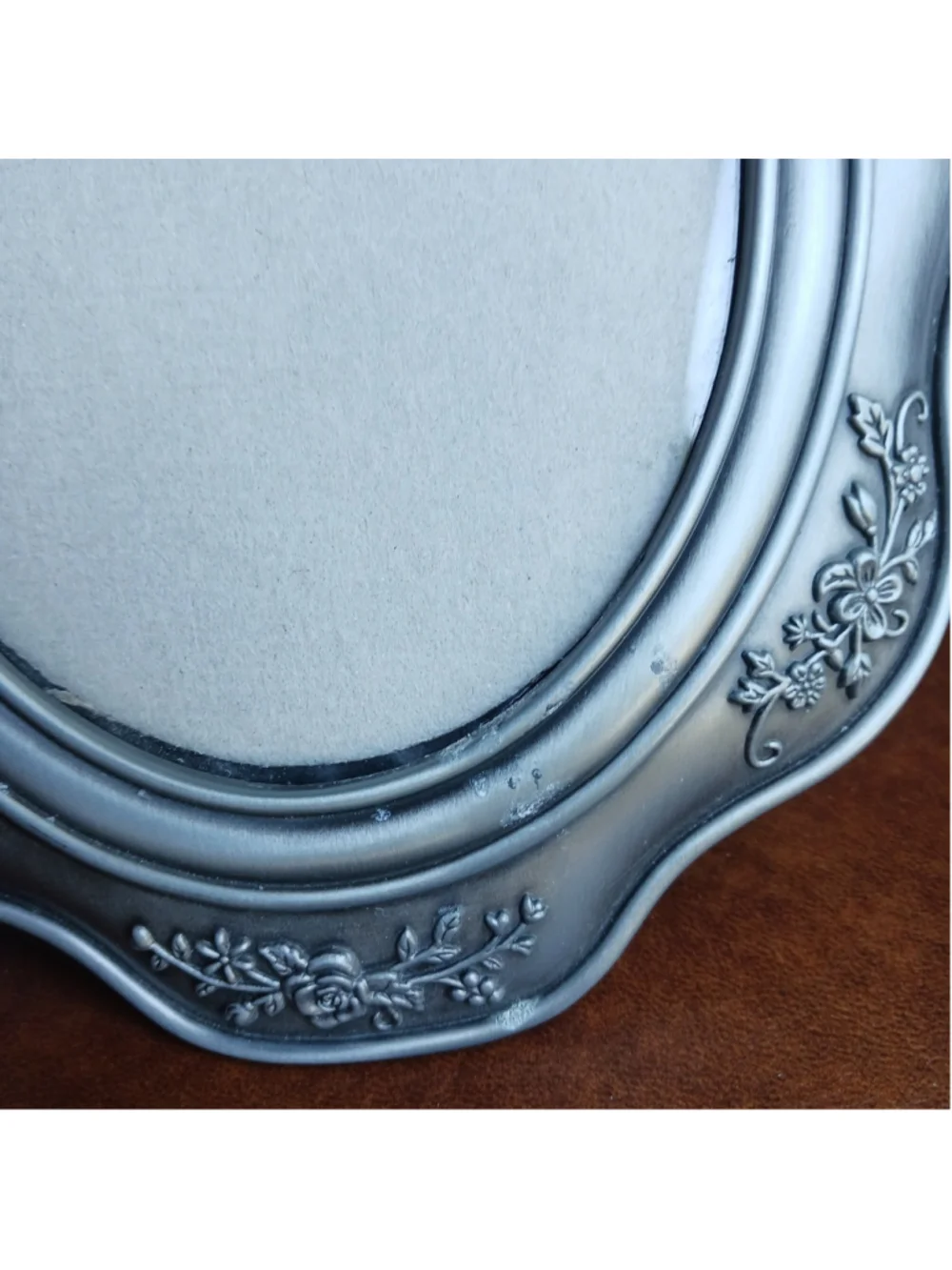 Vtg Malden Pewter Oval Frame W/Flowers Easel 3.5